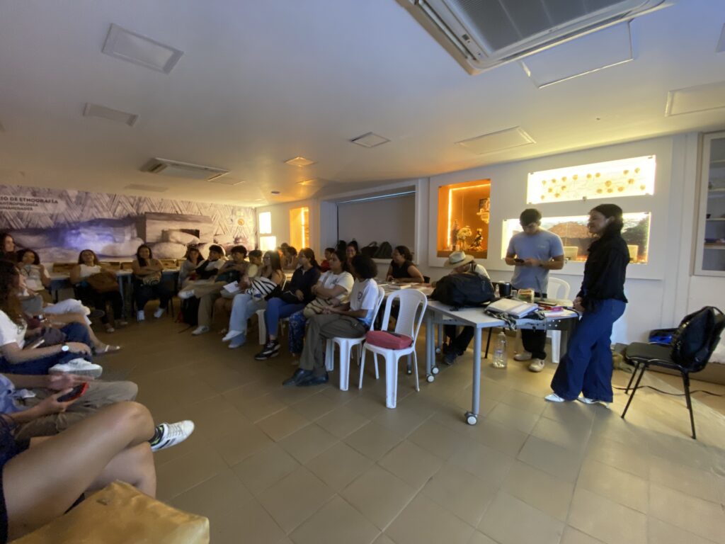 Cartografías críticas de los territorios y diálogos colectivosFecha: 15 de octubre de 2025·Lugar: Laboratorio de Etnografía·Coordinación: Jimena Baquero